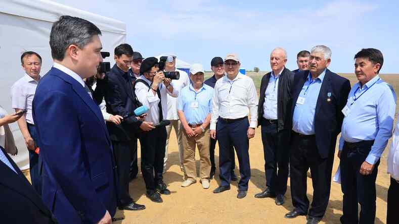 Премьер-министр Казахстана обсудил с аграриями меры господдержки АПК